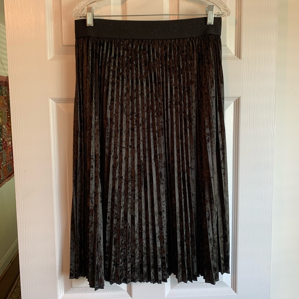 LulaRoe Jill Skirt, Black Velvet Pleated, Size L
